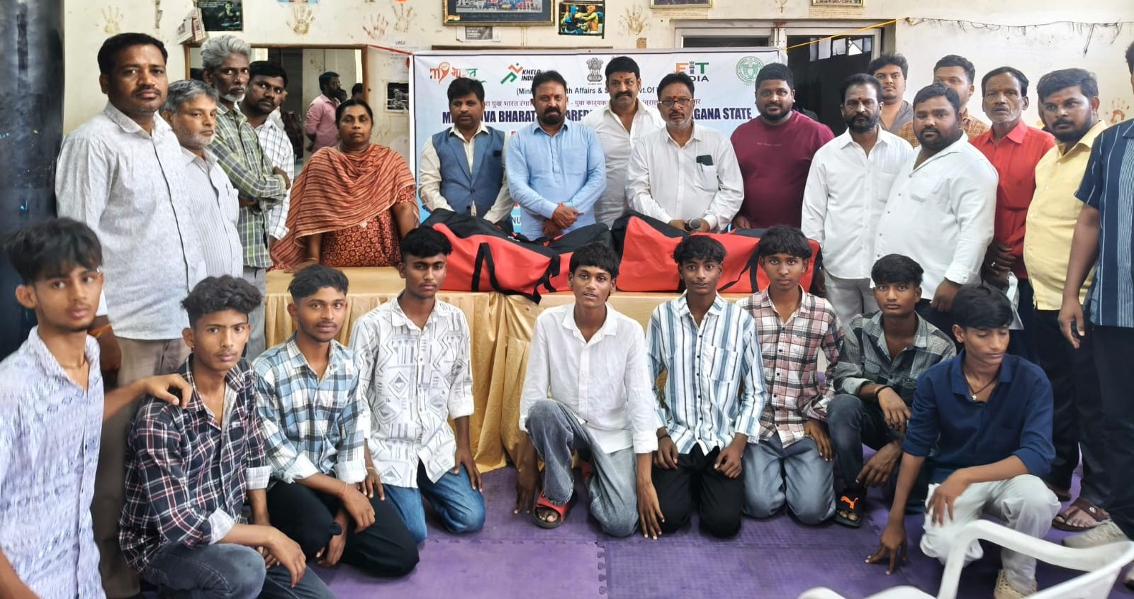 సరూర్ నగర్ ఇండోర్ స్టేడియంలో స్పోర్ట్స్ మెటీరియల్ కిట్లను ఉచితంగా పంపిణీ చేశారు