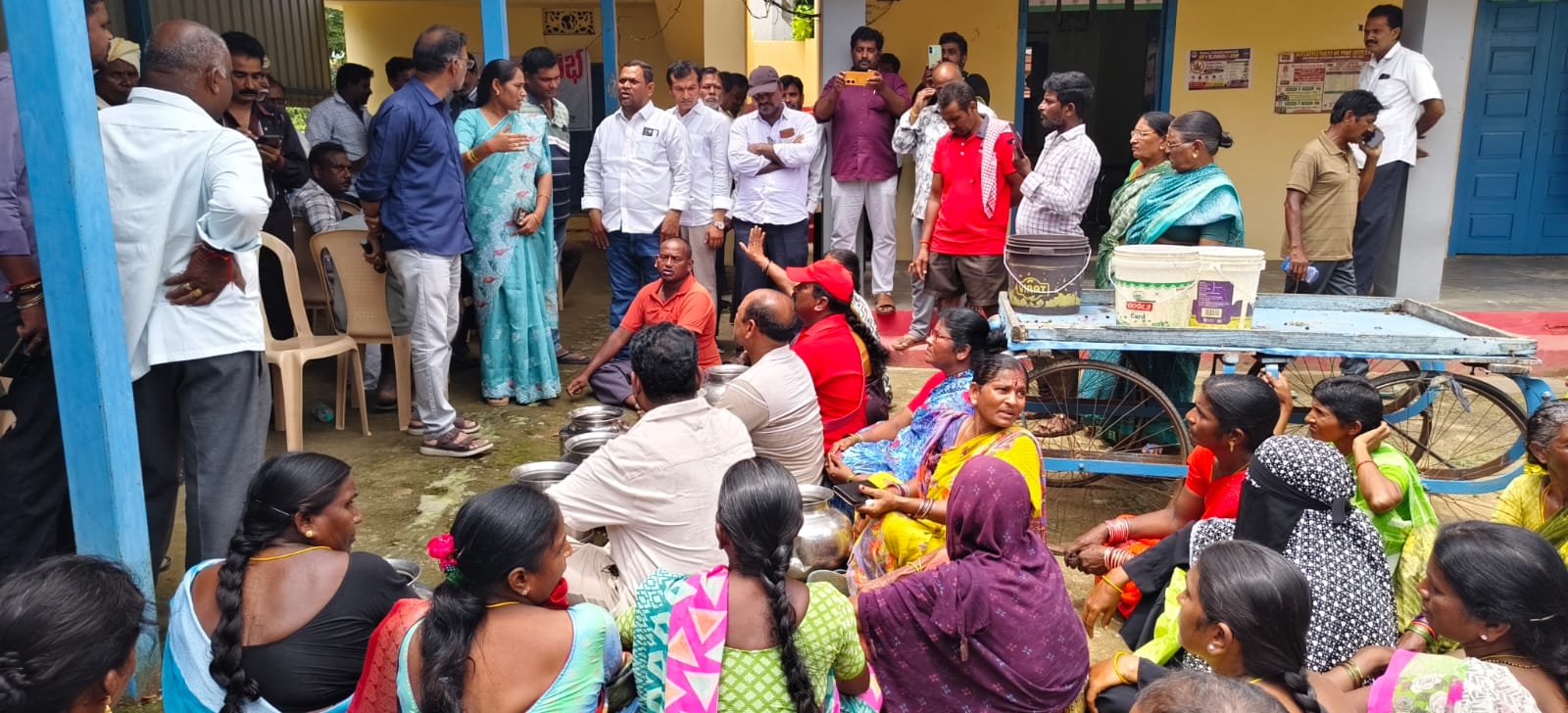 నీటి సమస్యను తక్షణమే పరిష్కరించాలి.