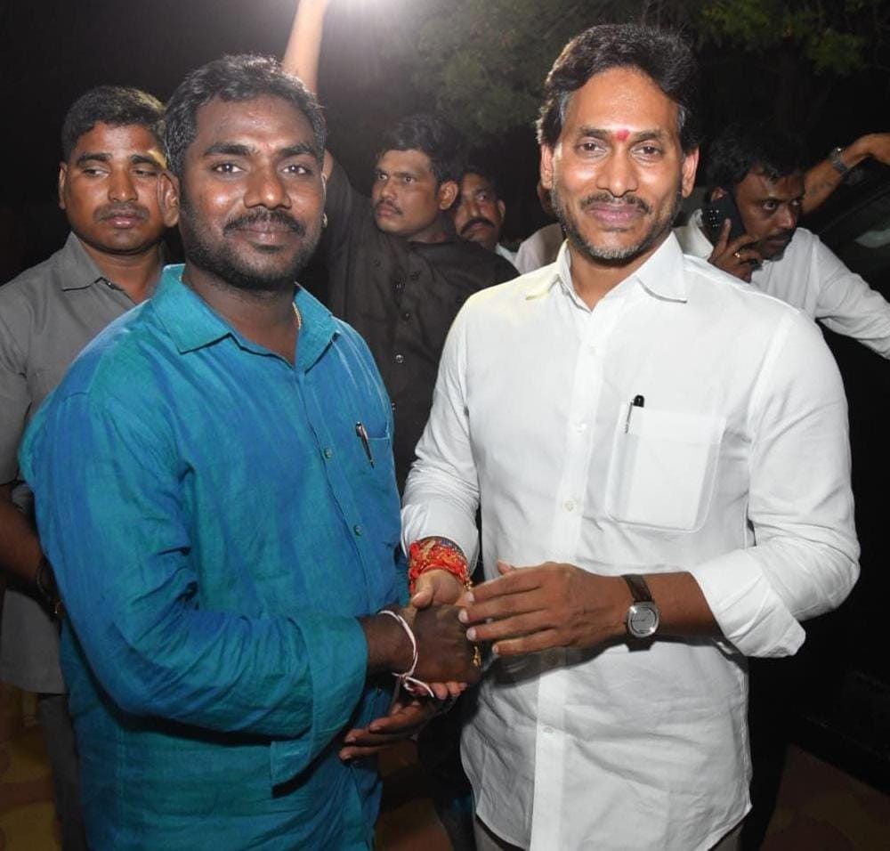మాజీ సిఎం వైఎస్ జగన్ మోహన్ రెడ్డి నీ కలిసిన చల్లా సునీల్ కుమార్